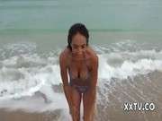 Порно кадры на пляже из передачи голые и смешные