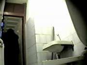 Впорно видео скрытая камера в русском туалете